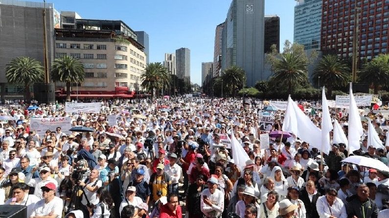 Marcha antiAMLO se manifiestan miles tras primer año de Gobierno