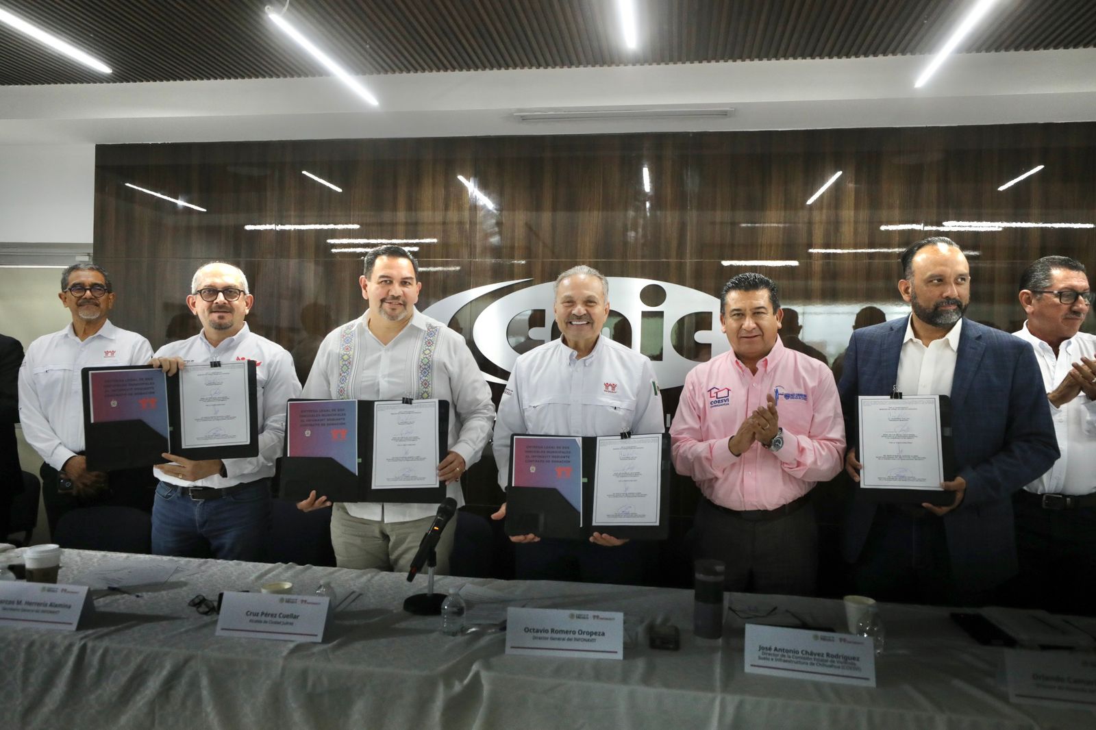 Firma Presidente Municipal convenio con INFONAVIT para donación de terrenos